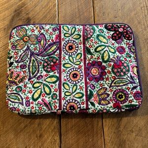 Vera Bradley NWOT 17 in. quilted laptop sleeve in Viva La Vera colorful print.